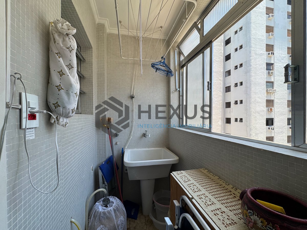 Foto 25 de Apartamento com varanda e vista mar na Praia das Pitangueiras, Guaruja
