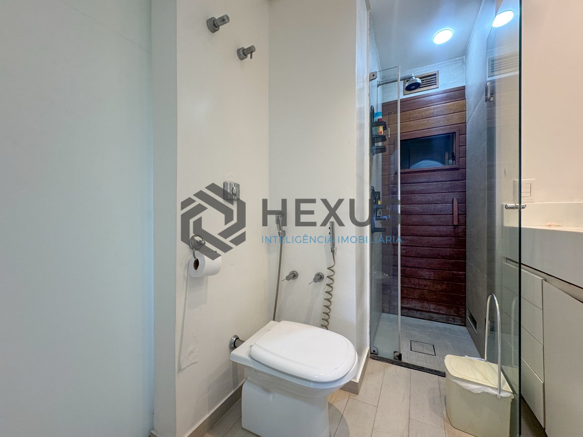 Foto 40 de Apartamento reformado frente mar com varanda na Praia das Pitangueiras, Guaruja