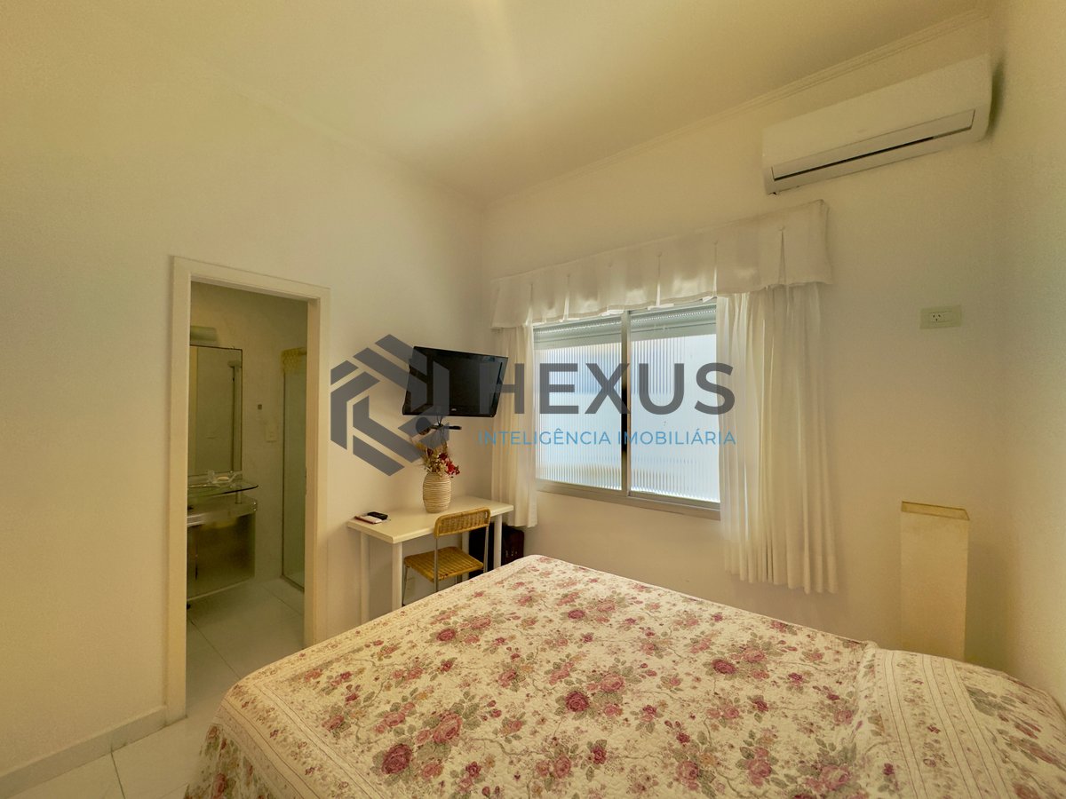 Foto 18 de Apartamento frente mar reformado com varanda e lazer na Praia das Pitangueiras, Guaruja