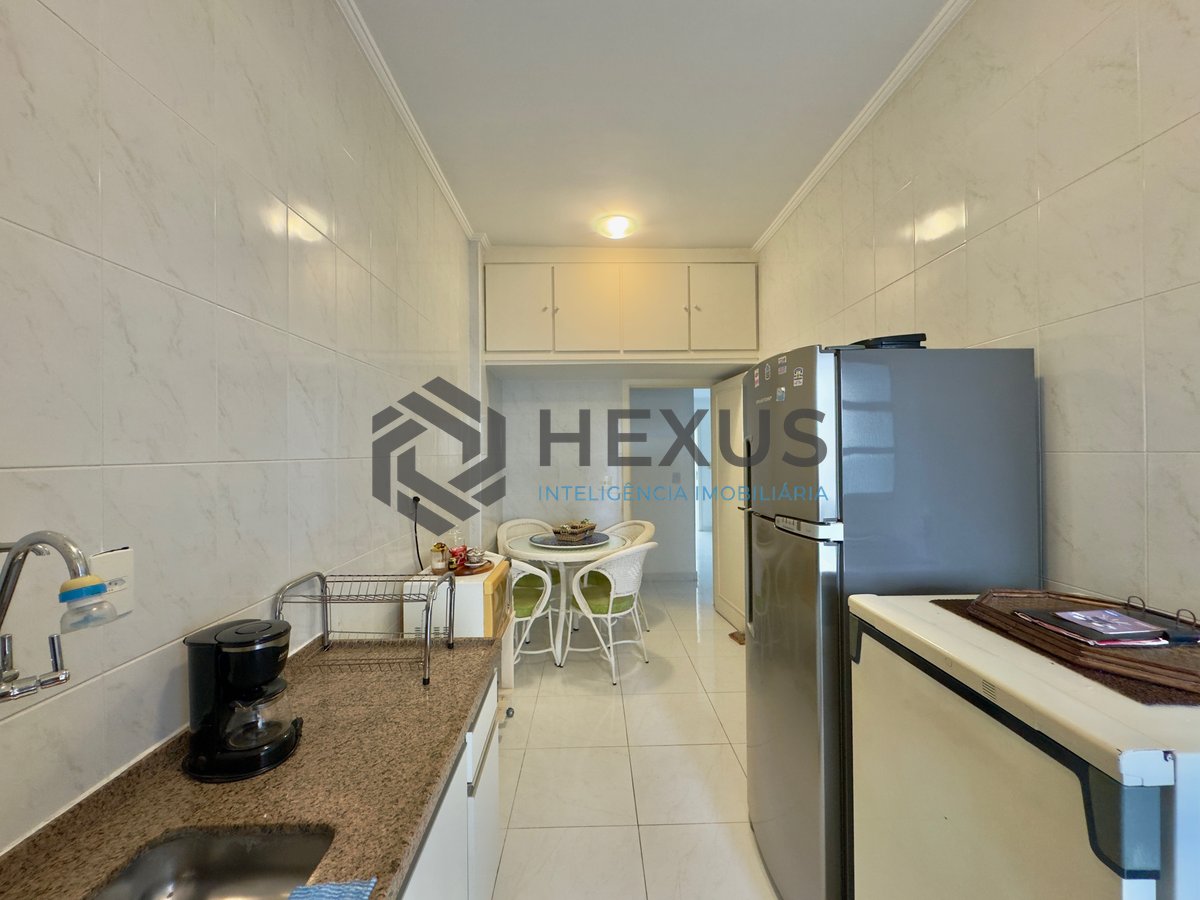 Foto 26 de Apartamento frente mar reformado com varanda e lazer na Praia das Pitangueiras, Guaruja