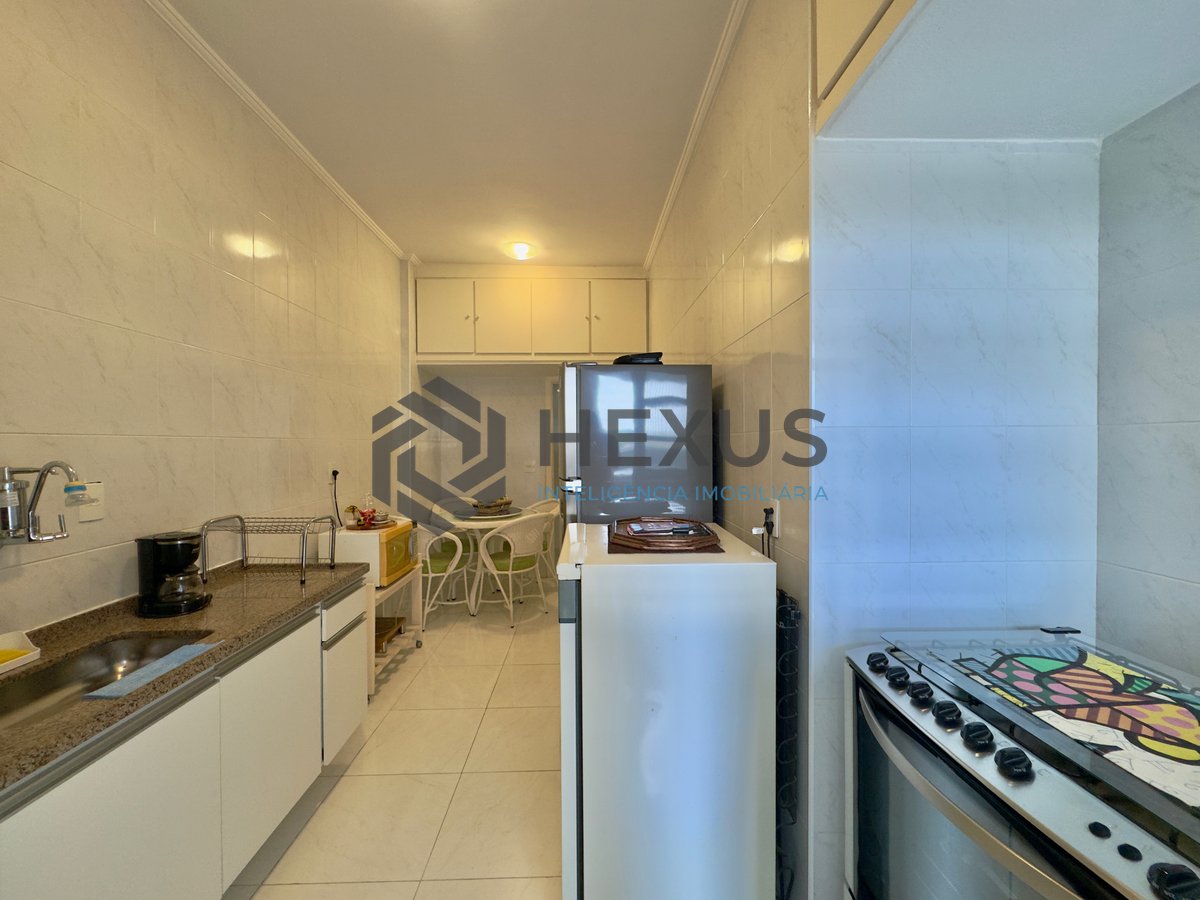 Foto 31 de Apartamento frente mar reformado com varanda e lazer na Praia das Pitangueiras, Guaruja