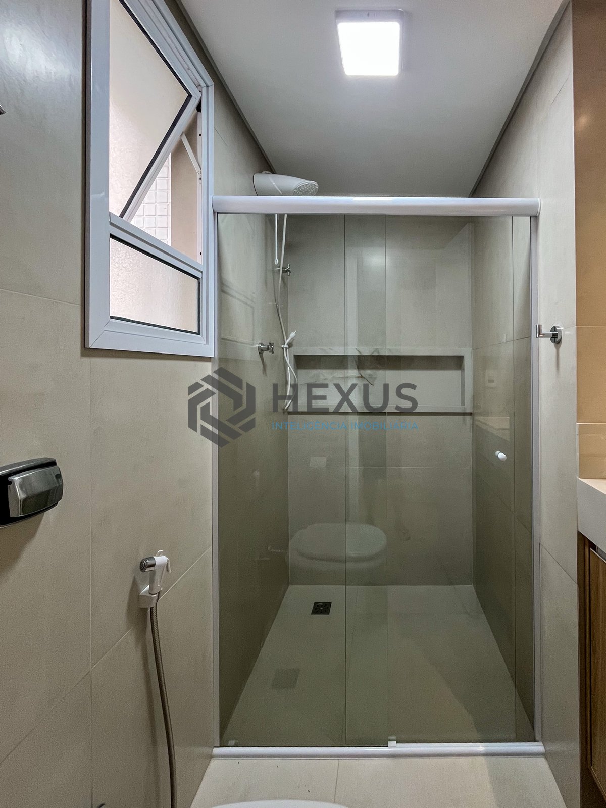 Foto 18 de Apartamento reformado com varanda vista mar e lazer na beira mar da Praia das Asturias, Guaruja
