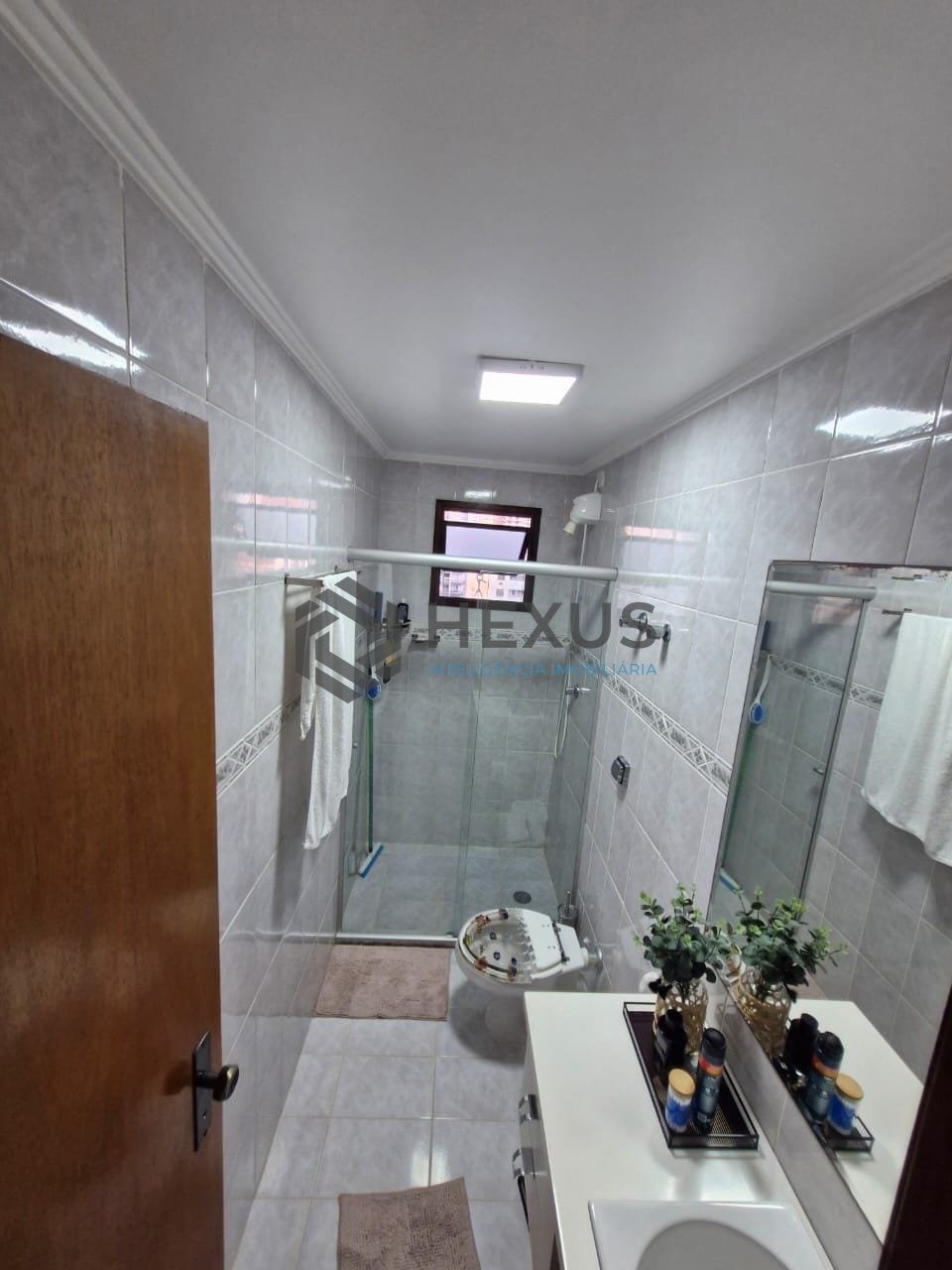 Foto 7 de Apartamento com varanda e lazer na Praia das Astúrias à venda, Guarujá