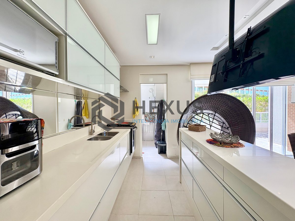 Foto 14 de Apartamento com quintal e área gourmet com lazer de clube na beira mar da Praia da Enseada, Guaruja