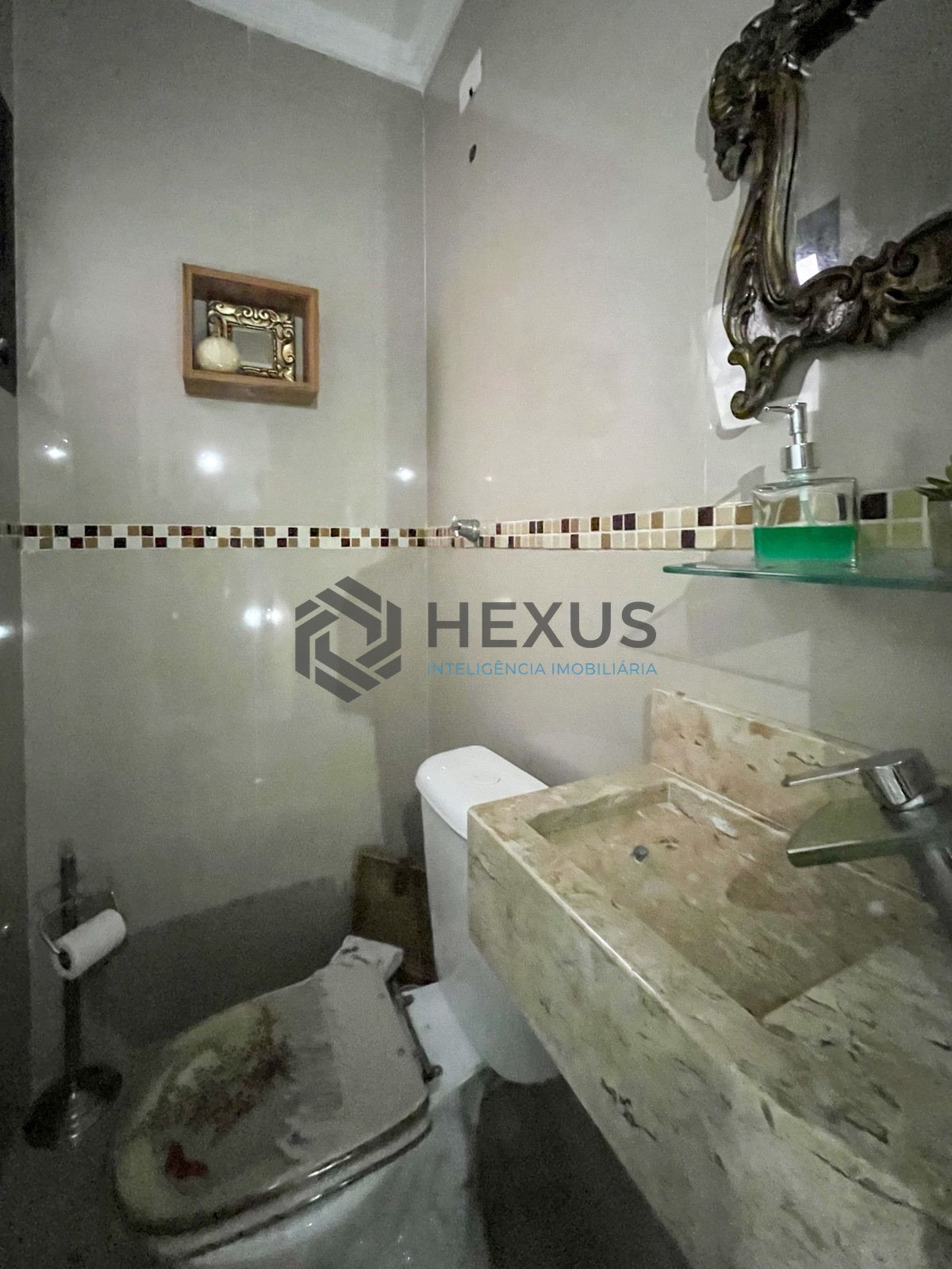 Foto 12 de Apartamento reformado com piscina e churrasqueira na Praia da Enseada, Guaruja
