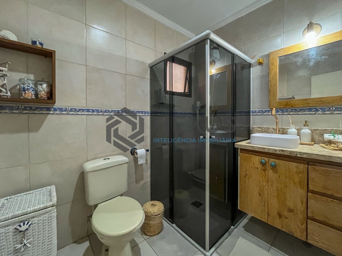 Foto 19 de Apartamento reformado com piscina e churrasqueira na Praia da Enseada, Guaruja