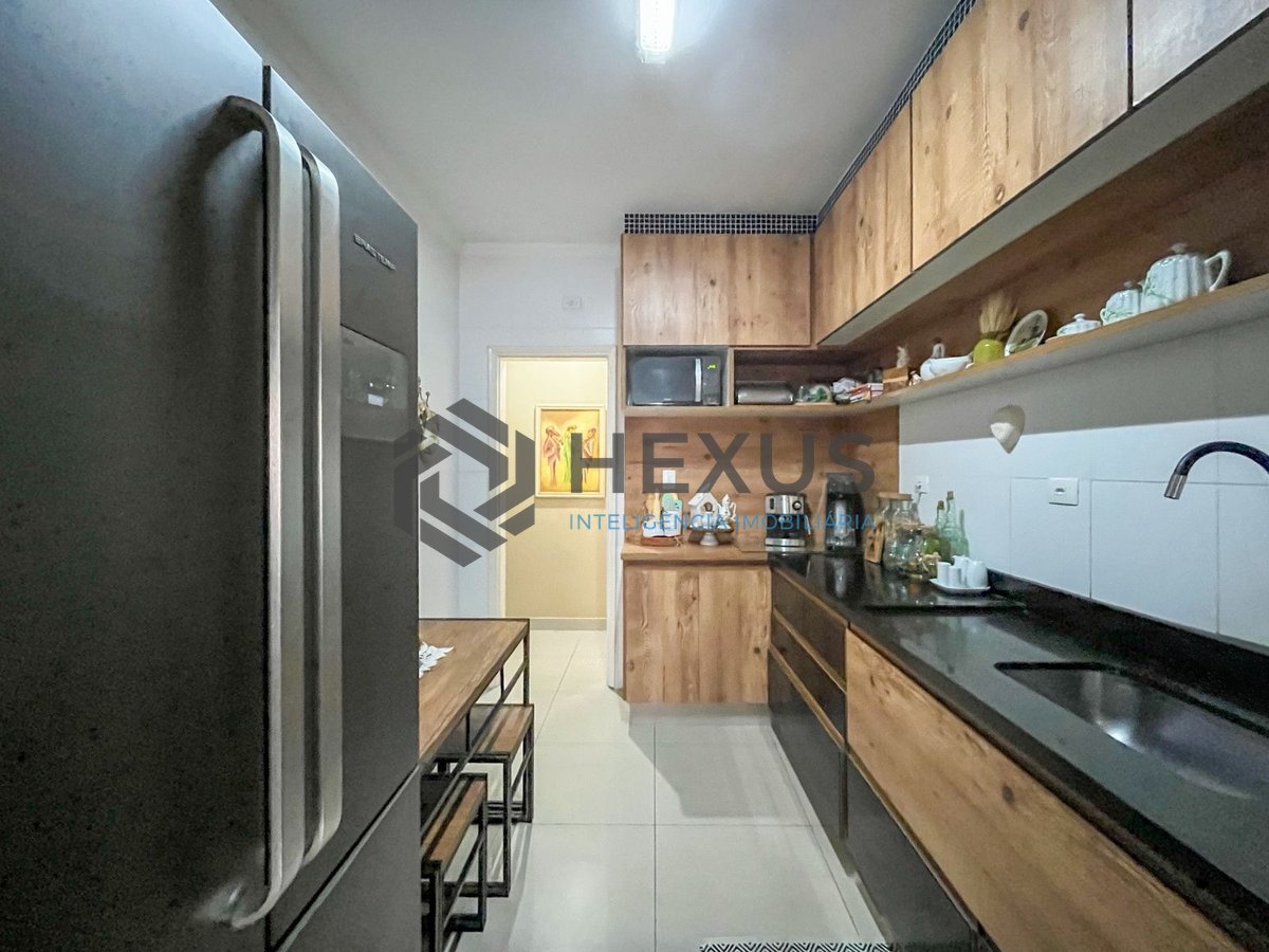Foto 30 de Apartamento reformado com piscina e churrasqueira na Praia da Enseada, Guaruja