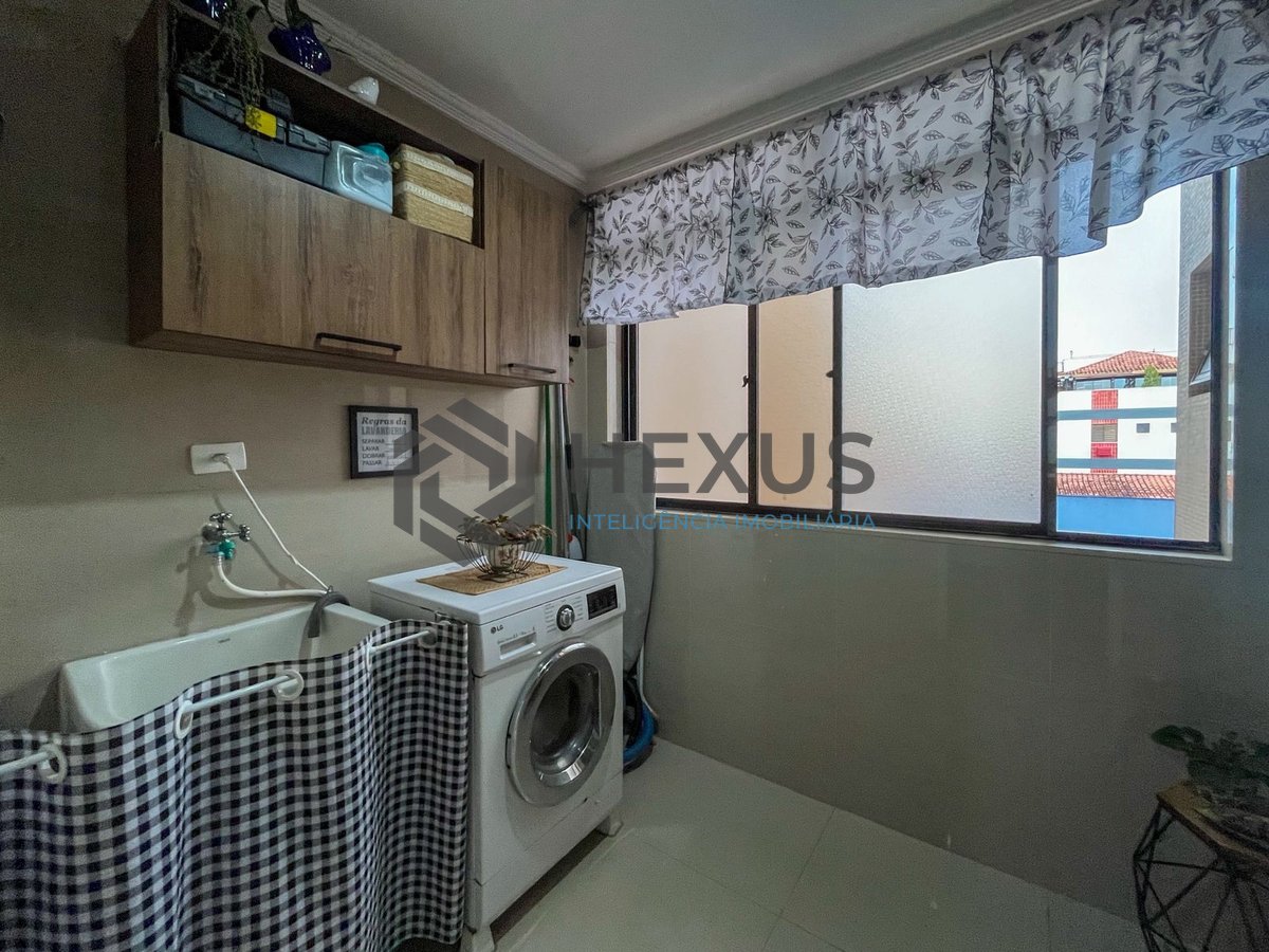 Foto 31 de Apartamento reformado com piscina e churrasqueira na Praia da Enseada, Guaruja