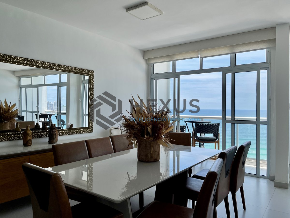 Foto 11 de Apartamento frente mar com varanda na Praia das Pitangueiras, Guaruja