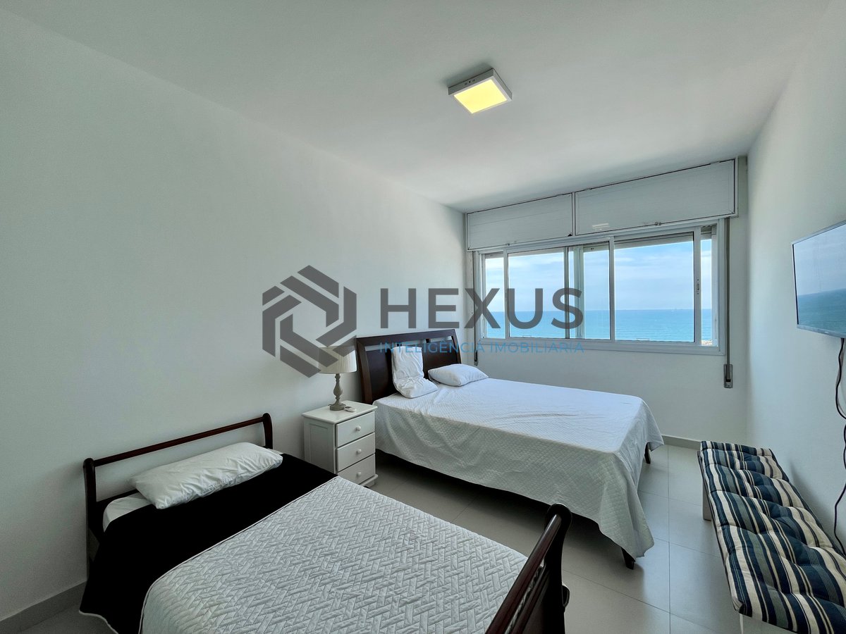 Foto 21 de Apartamento frente mar com varanda na Praia das Pitangueiras, Guaruja