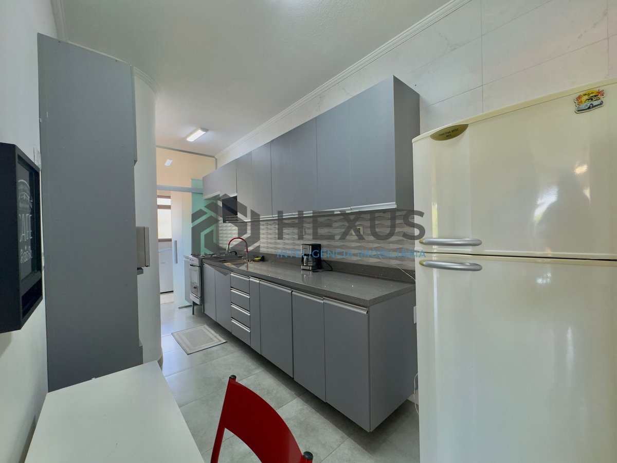 Foto 25 de Apartamento reformado com varanda na Praia do Tombo, Guaruja