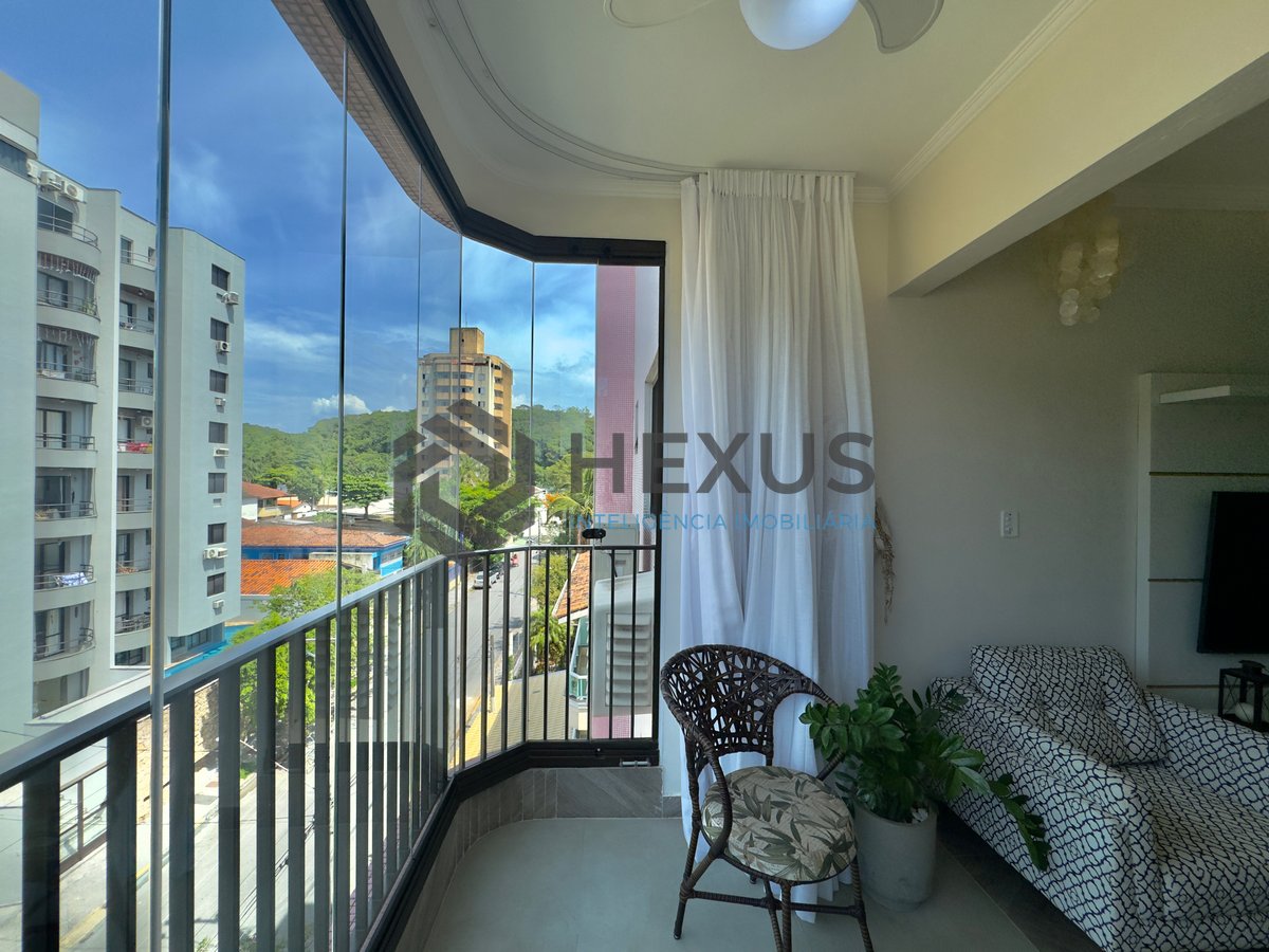 Foto 9 de Apartamento reformado com varanda na Praia do Tombo, Guaruja