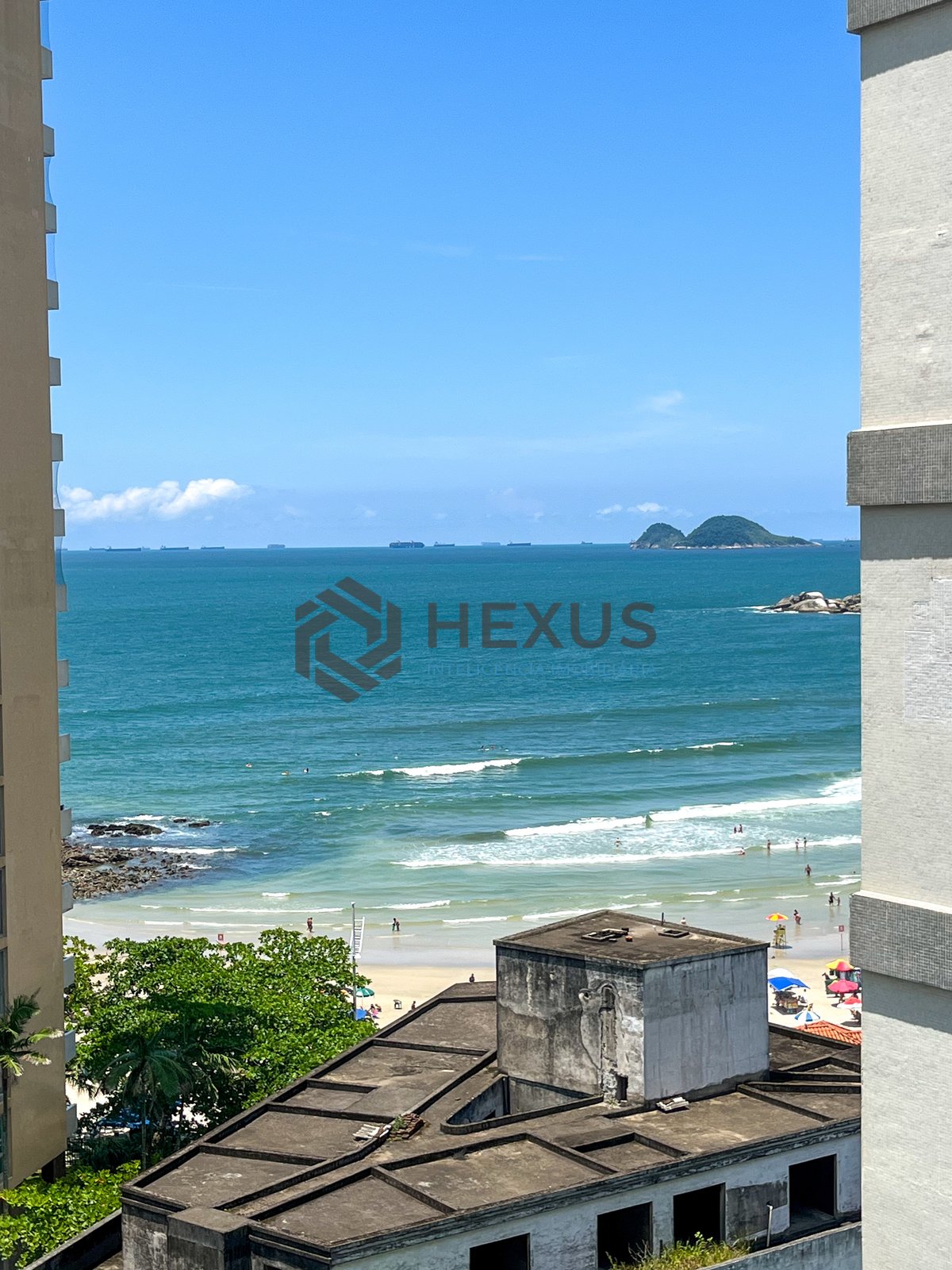 Foto 21 de Apartamento frente mar com varanda na Praia das Pitangueiras, Guaruja
