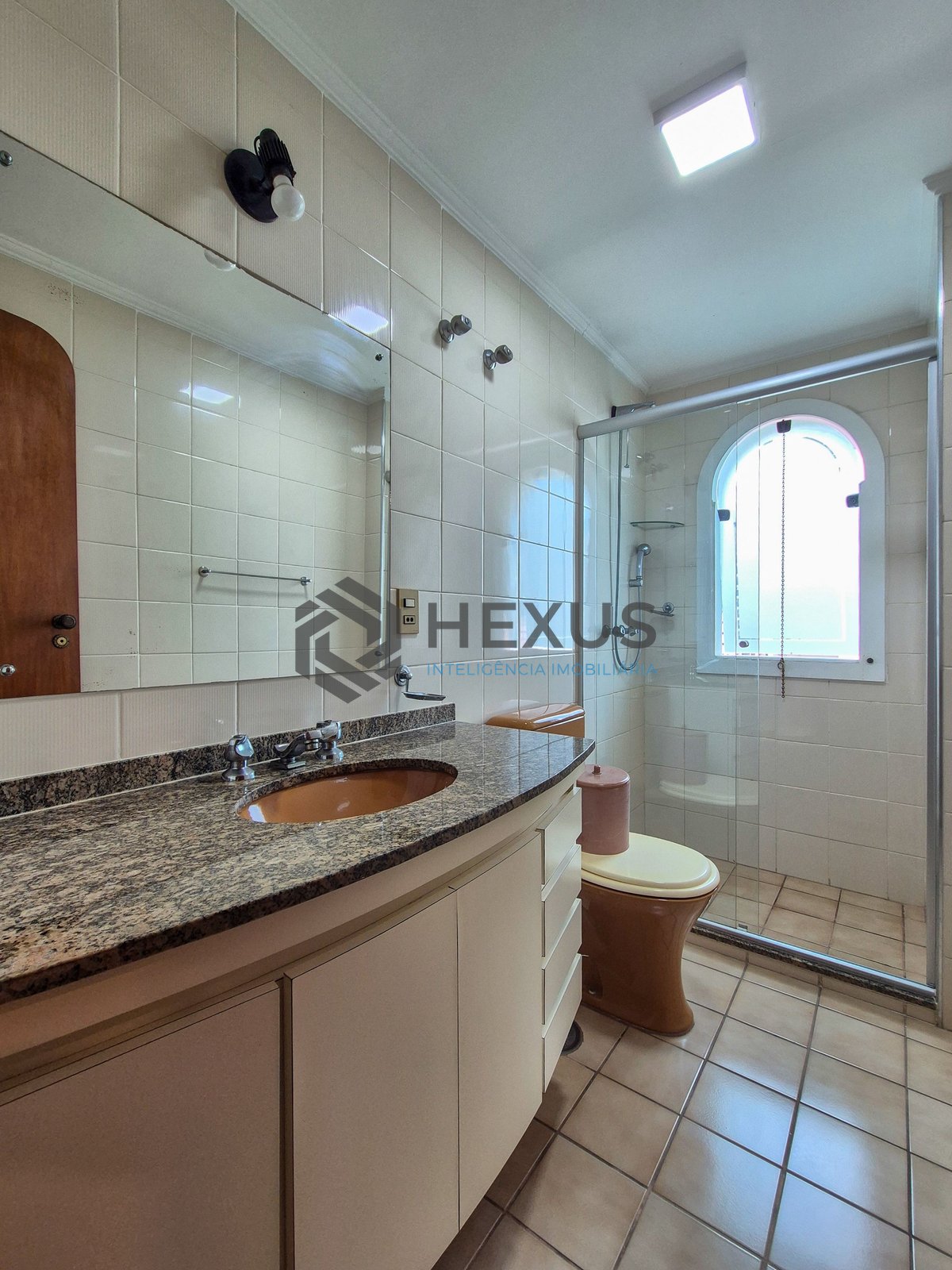 Foto 18 de Apartamento com varanda e lazer nas Pitangueiras, Guarujá