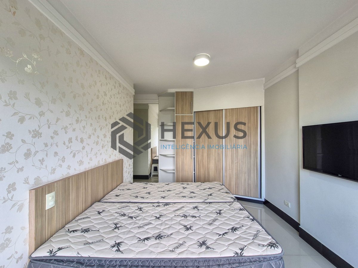 Foto 12 de Apartamento reformado com varanda e lazer na Praia das Pitangueiras, Guarujá