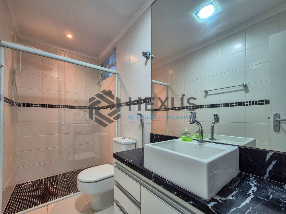 Foto 34 de Apartamento reformado com varanda e lazer na Praia das Pitangueiras, Guarujá