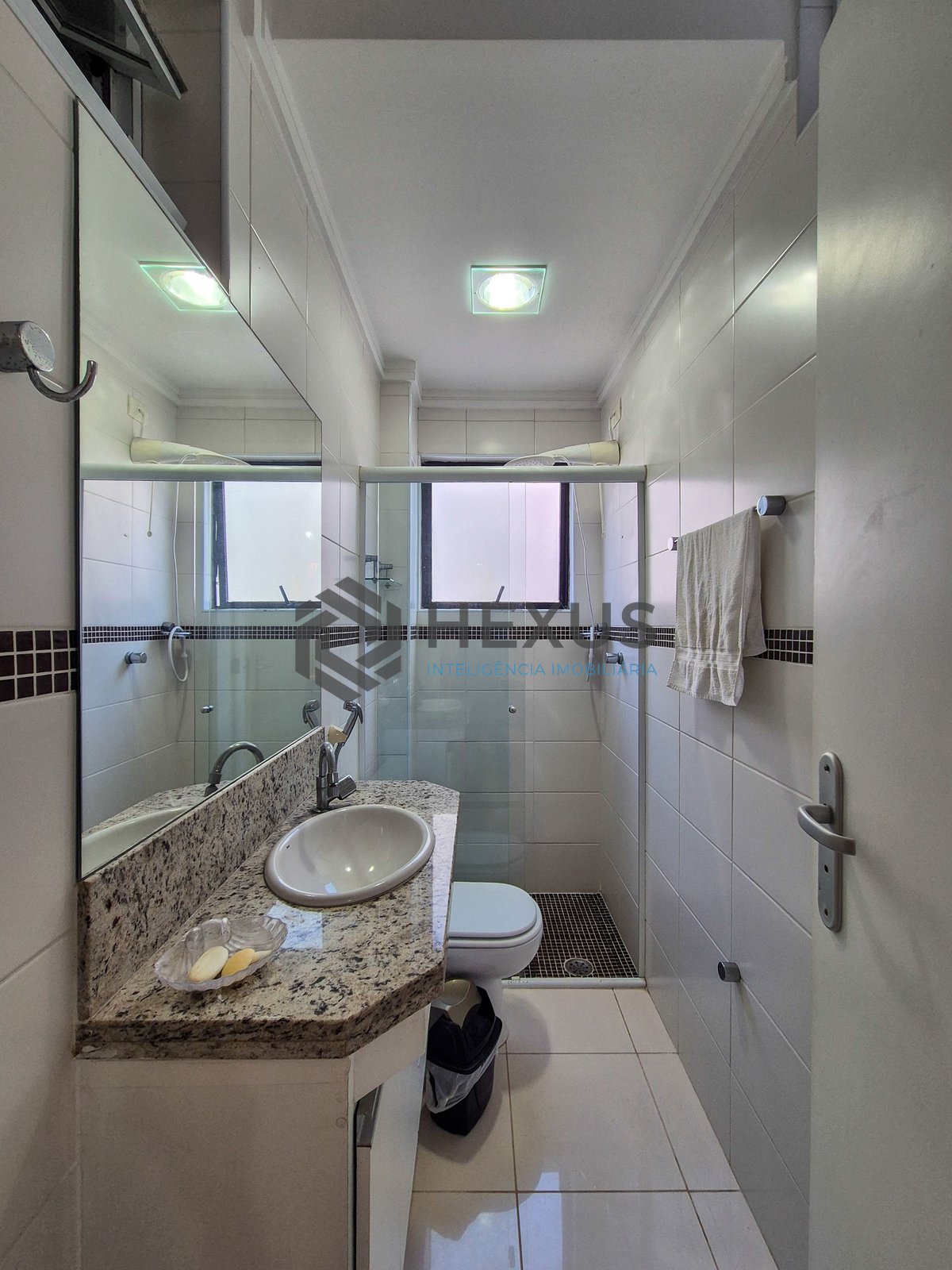 Foto 39 de Apartamento reformado com varanda e lazer na Praia das Pitangueiras, Guarujá
