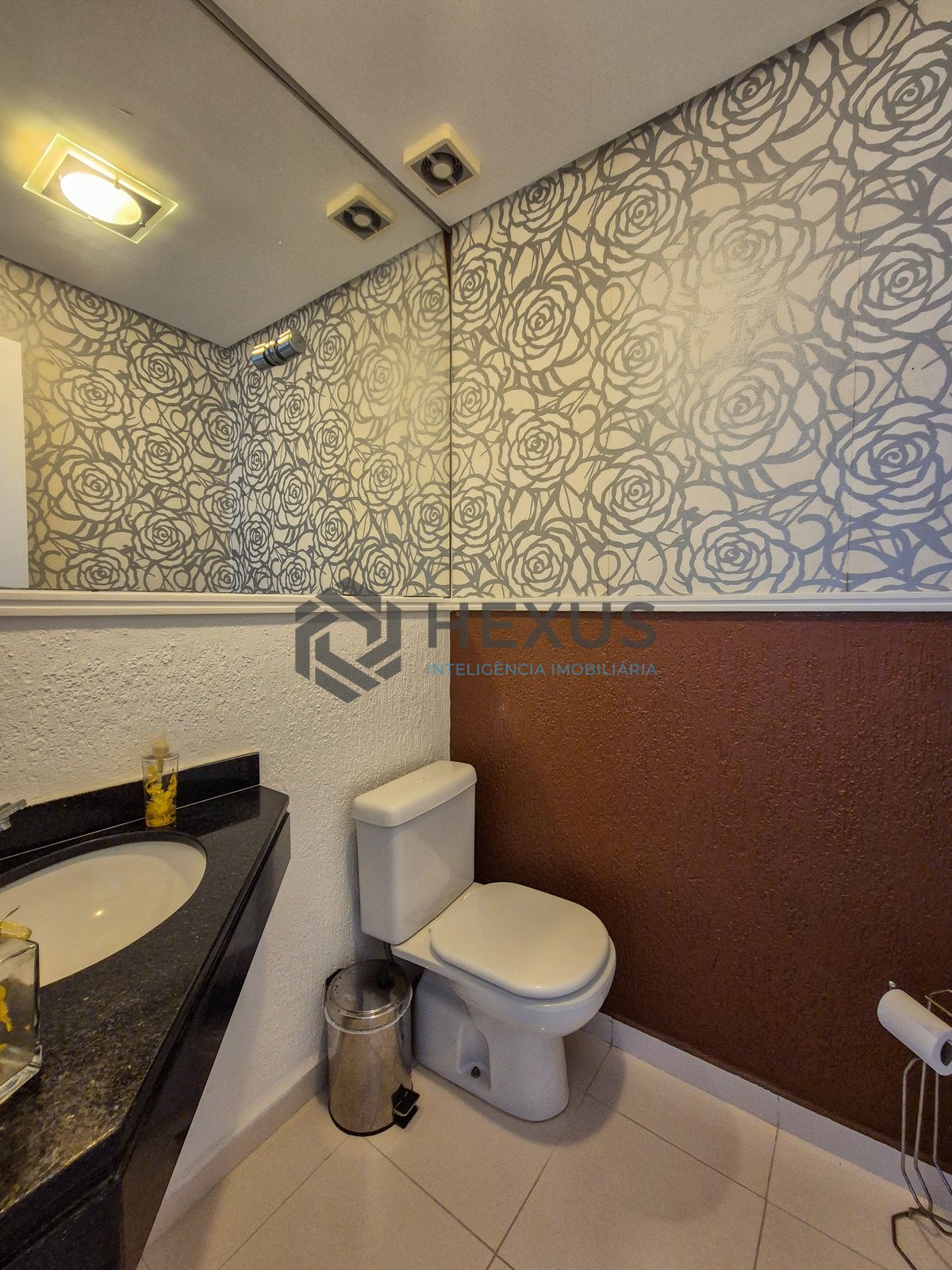 Foto 10 de Apartamento reformado com varanda e lazer na Praia das Pitangueiras, Guarujá