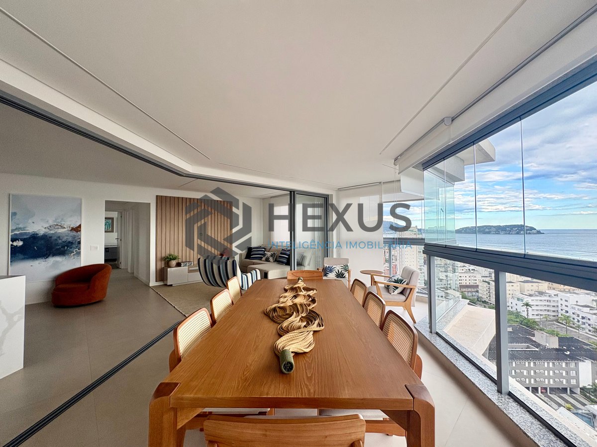 Foto 2 de Apartamento reformado com varanda gourmet vista mar e lazer na Praia da Enseada, Guaruja
