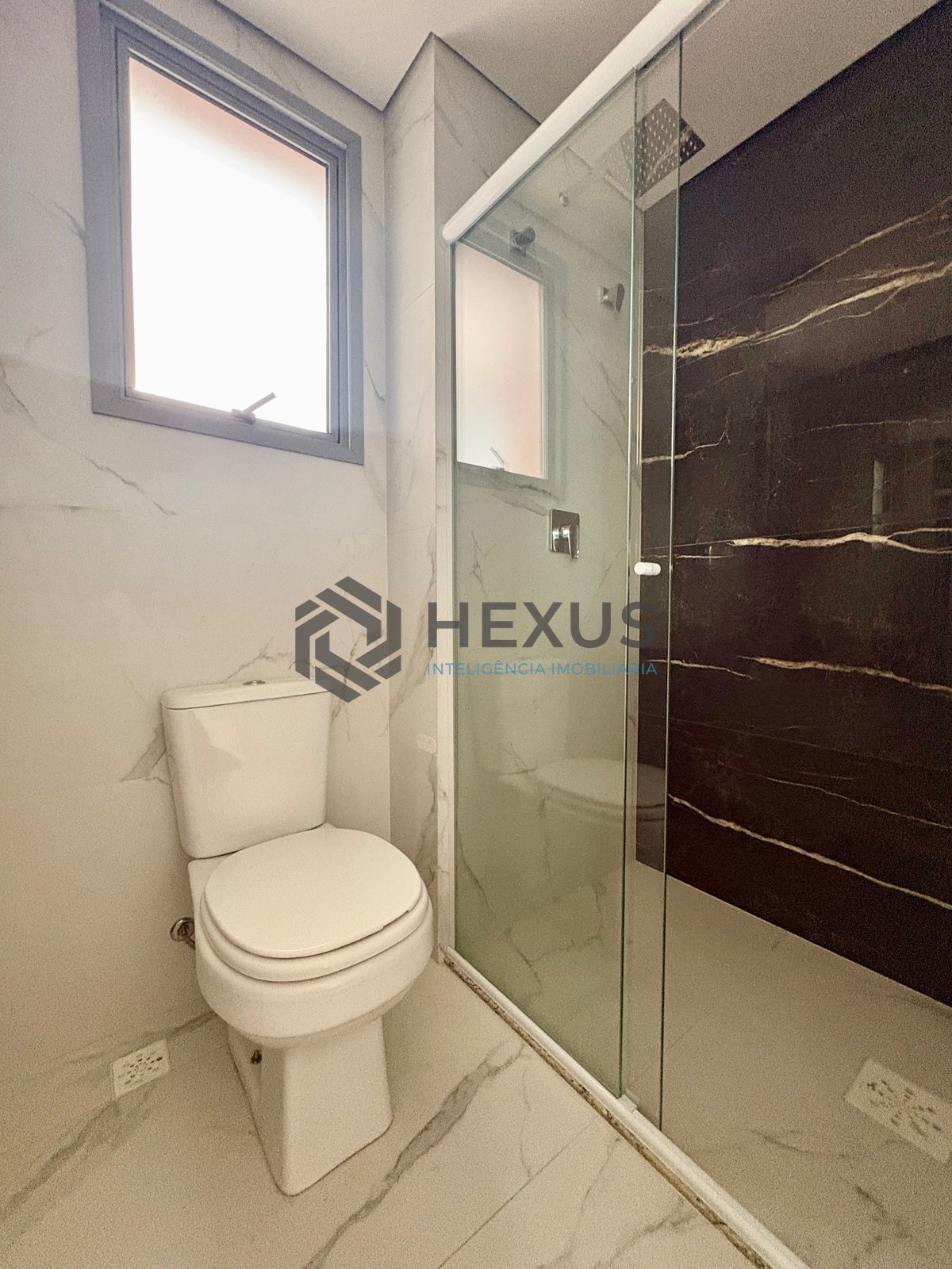 Foto 18 de Apartamento reformado com varanda gourmet vista mar e lazer na Praia da Enseada, Guaruja