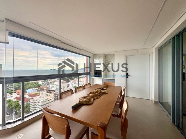 Foto 3 de Apartamento reformado com varanda gourmet vista mar e lazer na Praia da Enseada, Guaruja