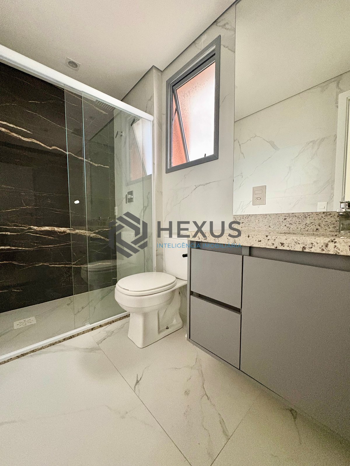 Foto 30 de Apartamento reformado com varanda gourmet vista mar e lazer na Praia da Enseada, Guaruja