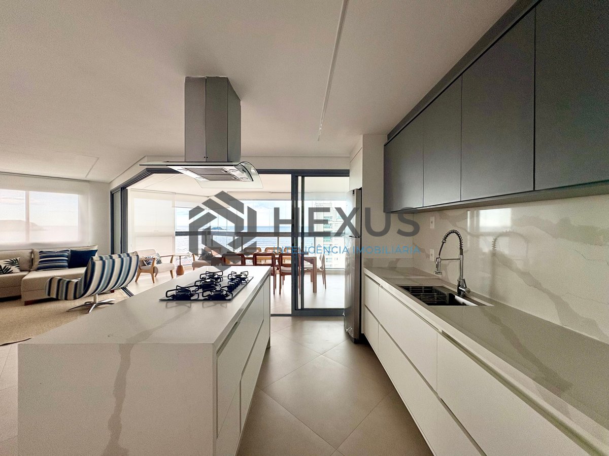 Foto 9 de Apartamento reformado com varanda gourmet vista mar e lazer na Praia da Enseada, Guaruja