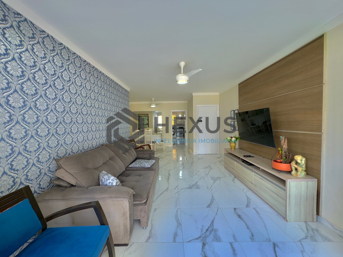 Foto 2 de Apartamento reformado com varanda e lazer na Praia das Pitangueiras, Guaruja