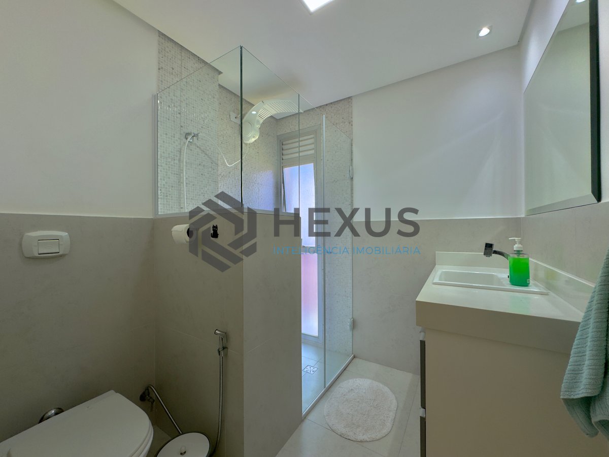 Foto 16 de Apartamento reformado com varanda e lazer na Praia das Pitangueiras, Guaruja