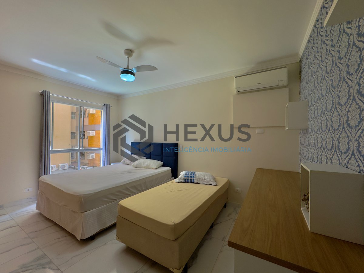 Foto 22 de Apartamento reformado com varanda e lazer na Praia das Pitangueiras, Guaruja