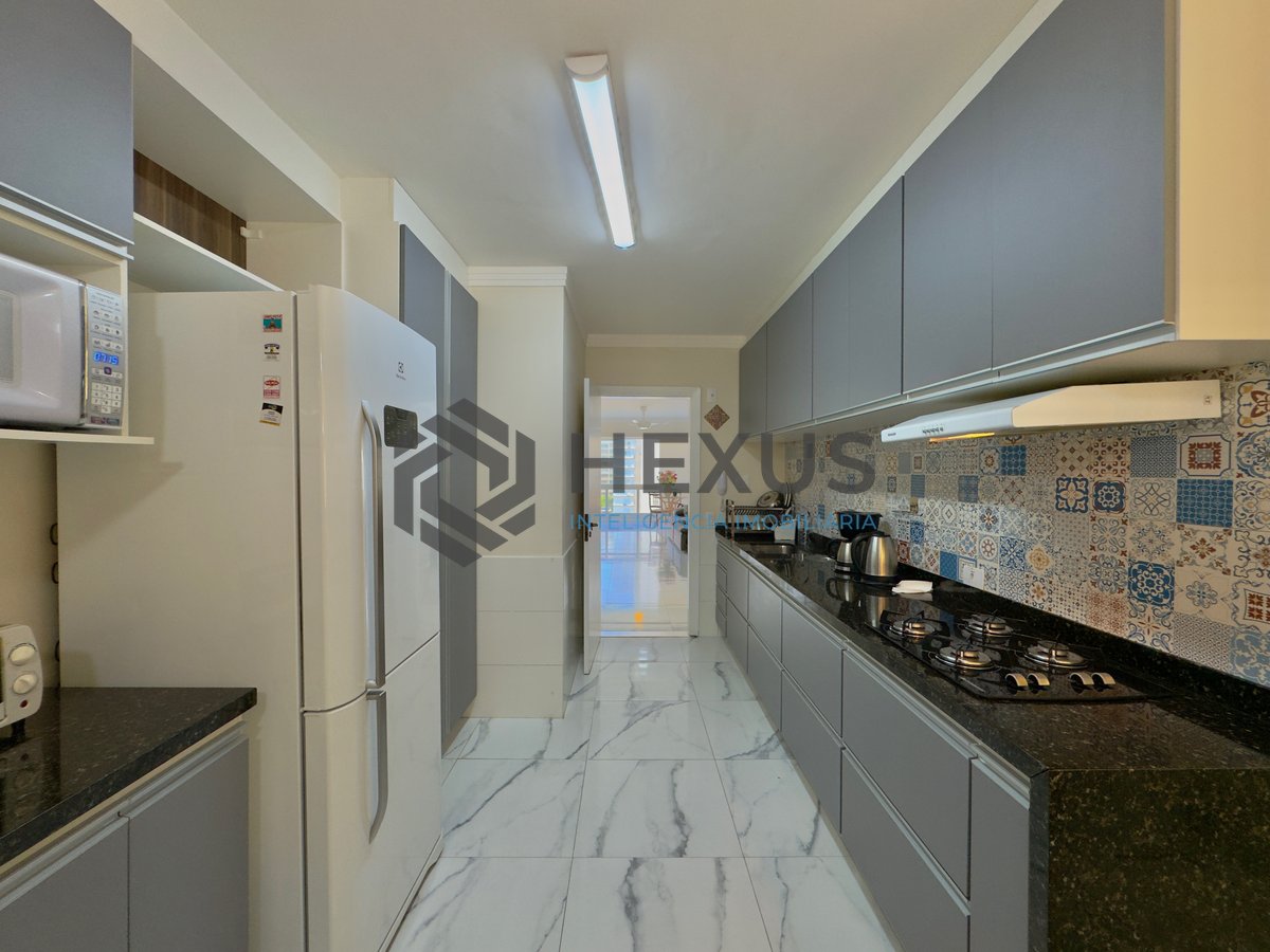 Foto 31 de Apartamento reformado com varanda e lazer na Praia das Pitangueiras, Guaruja
