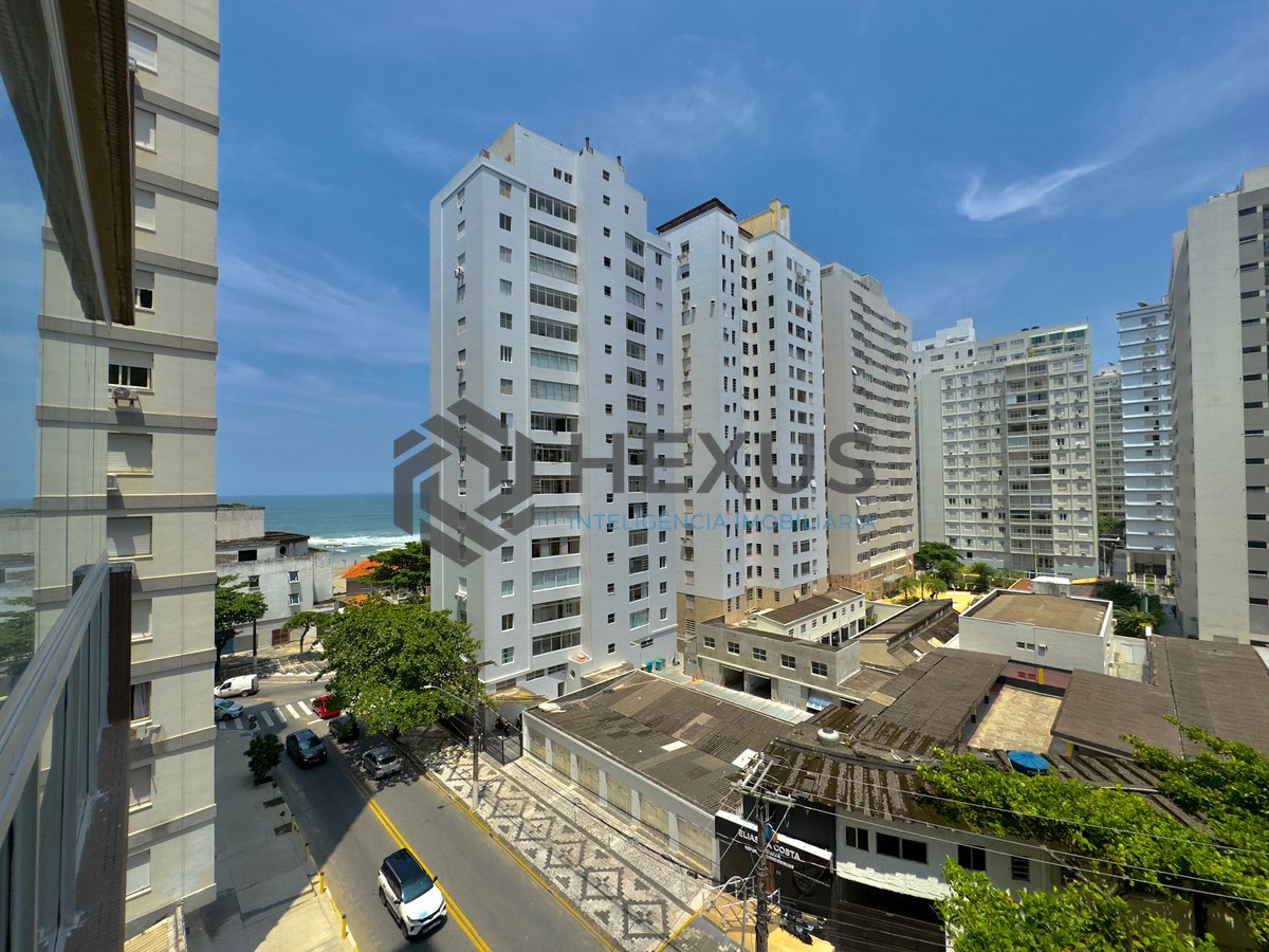 Foto 5 de Apartamento reformado com varanda e lazer na Praia das Pitangueiras, Guaruja