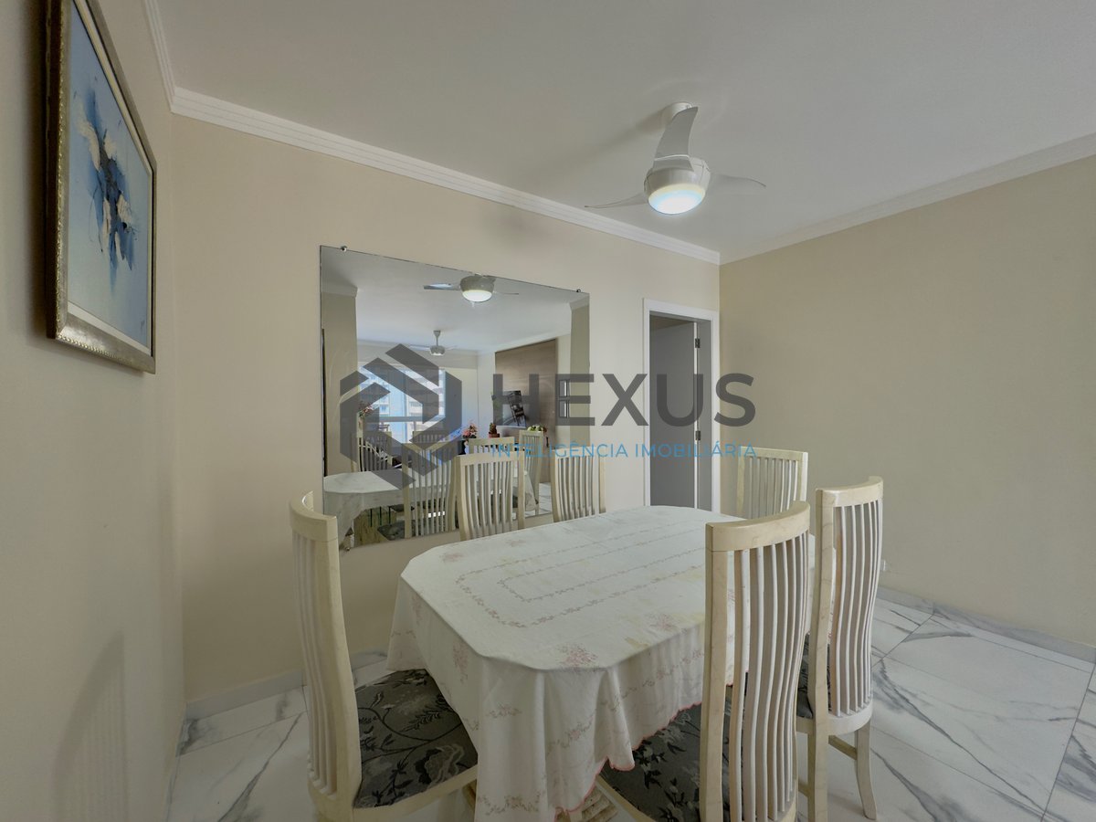 Foto 9 de Apartamento reformado com varanda e lazer na Praia das Pitangueiras, Guaruja