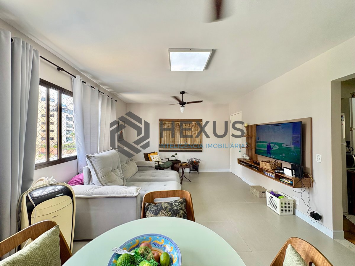 Foto 2 de Apartamento reformado com varanda na Praia da Enseada, Guaruja