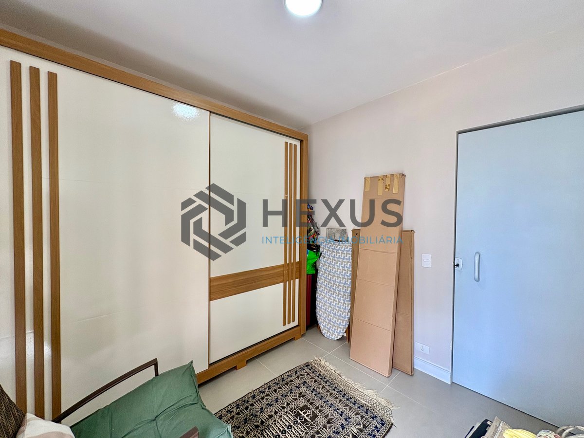 Foto 11 de Apartamento reformado com varanda na Praia da Enseada, Guaruja