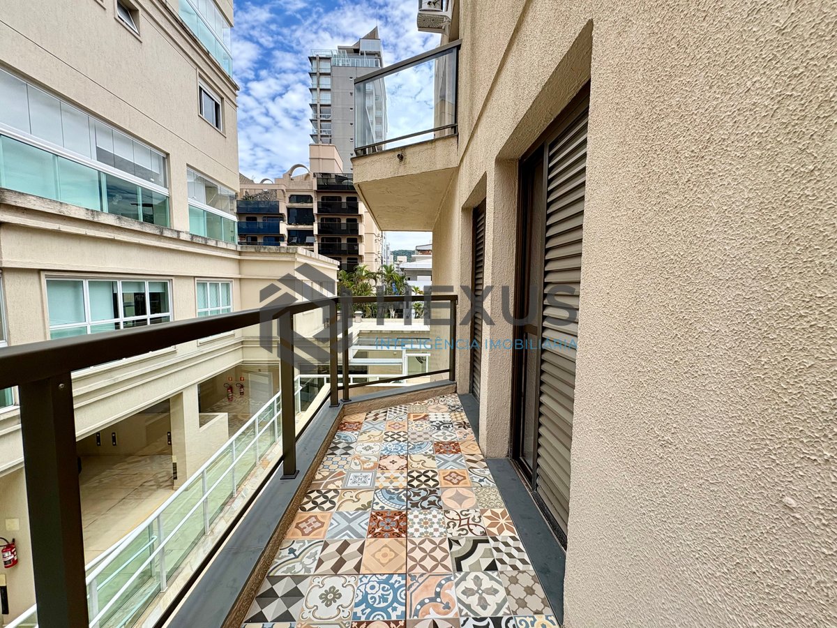 Foto 13 de Apartamento reformado com varanda na Praia da Enseada, Guaruja