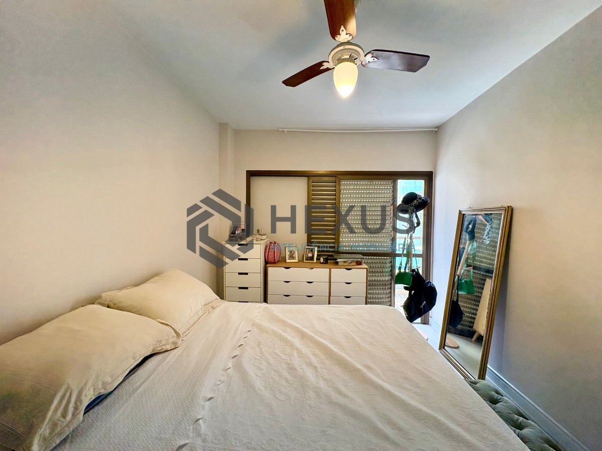 Foto 16 de Apartamento reformado com varanda na Praia da Enseada, Guaruja