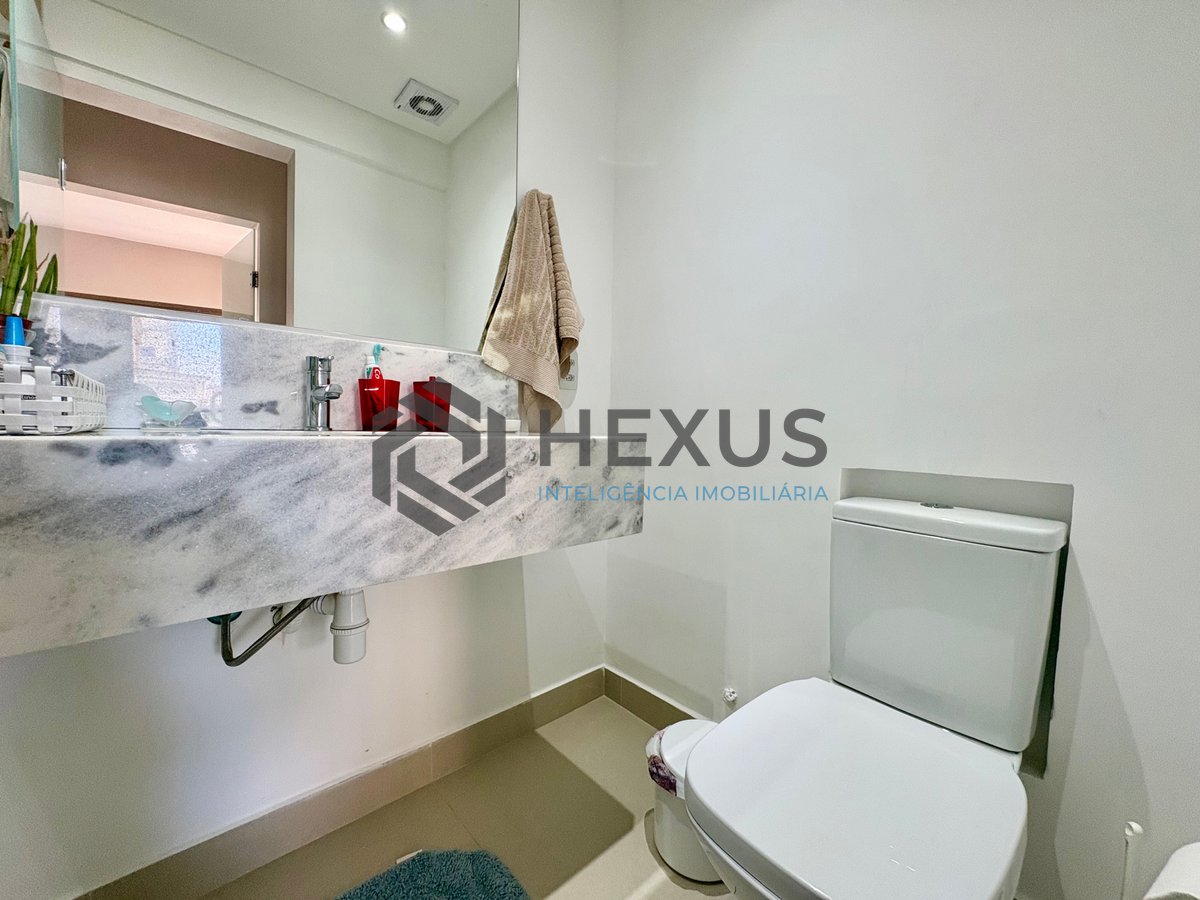 Foto 6 de Apartamento reformado com varanda na Praia da Enseada, Guaruja