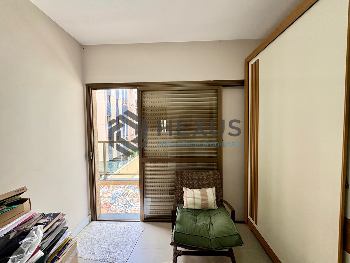 Foto 9 de Apartamento reformado com varanda na Praia da Enseada, Guaruja