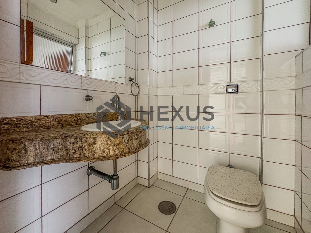Foto 6 de Apartamento com varanda vista mar na beira mar nas Pitangueiras, Guarujá