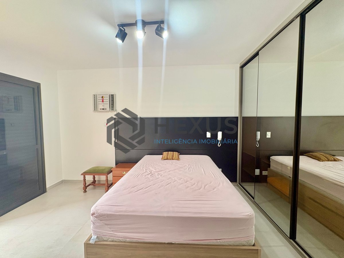 Foto 13 de Apartamento reformado com varanda na Praia da Enseada, Guaruja