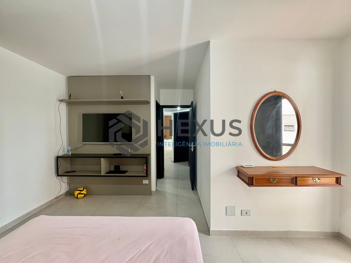Foto 14 de Apartamento reformado com varanda na Praia da Enseada, Guaruja
