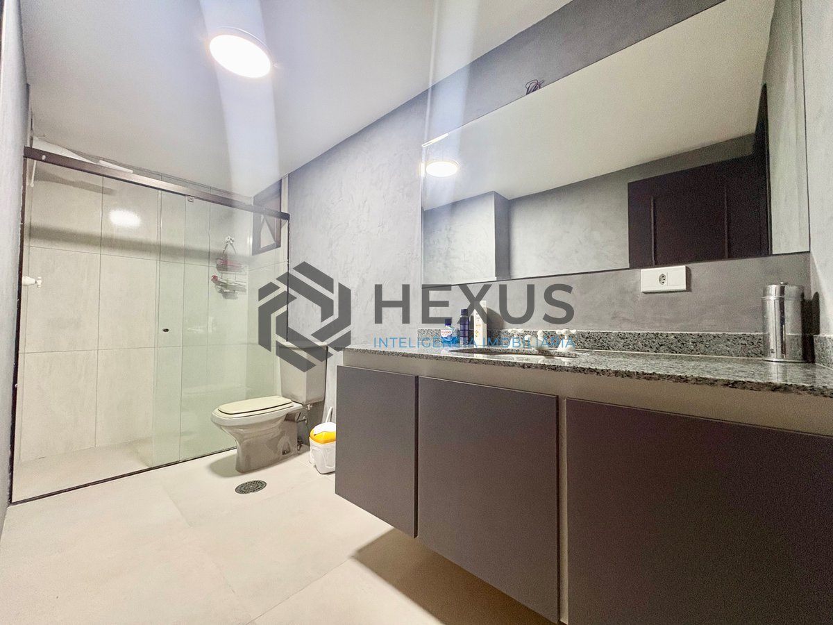 Foto 16 de Apartamento reformado com varanda na Praia da Enseada, Guaruja