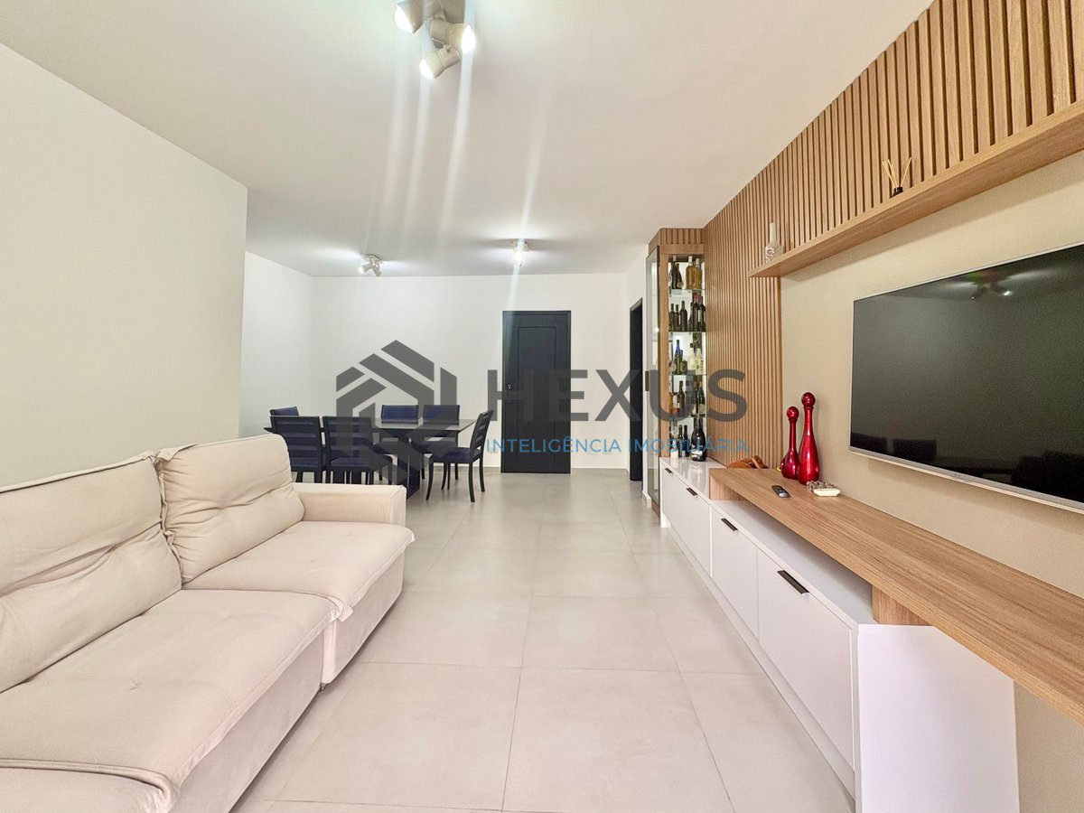 Foto 3 de Apartamento reformado com varanda na Praia da Enseada, Guaruja