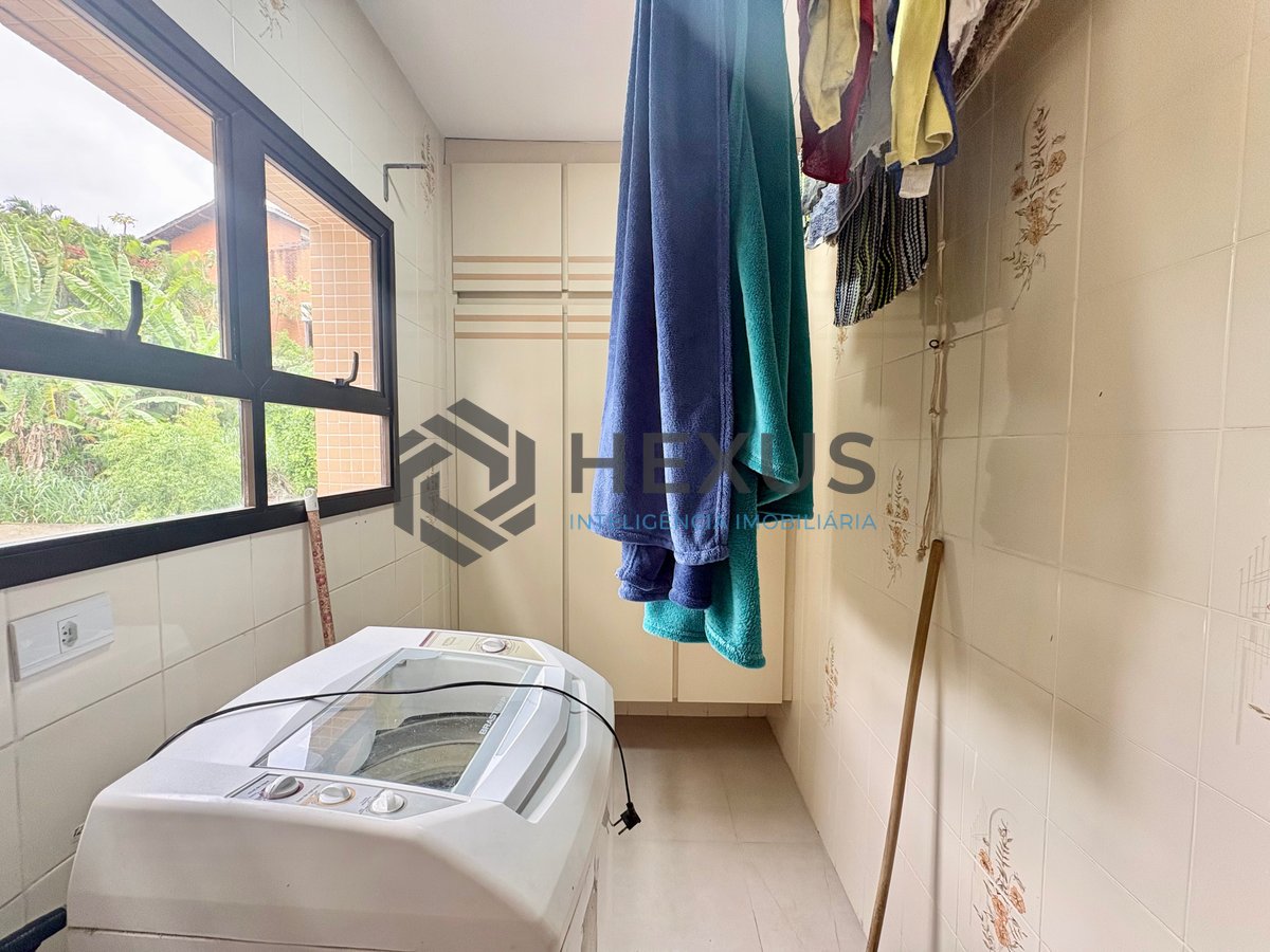 Foto 23 de Apartamento reformado com varanda na Praia da Enseada, Guaruja