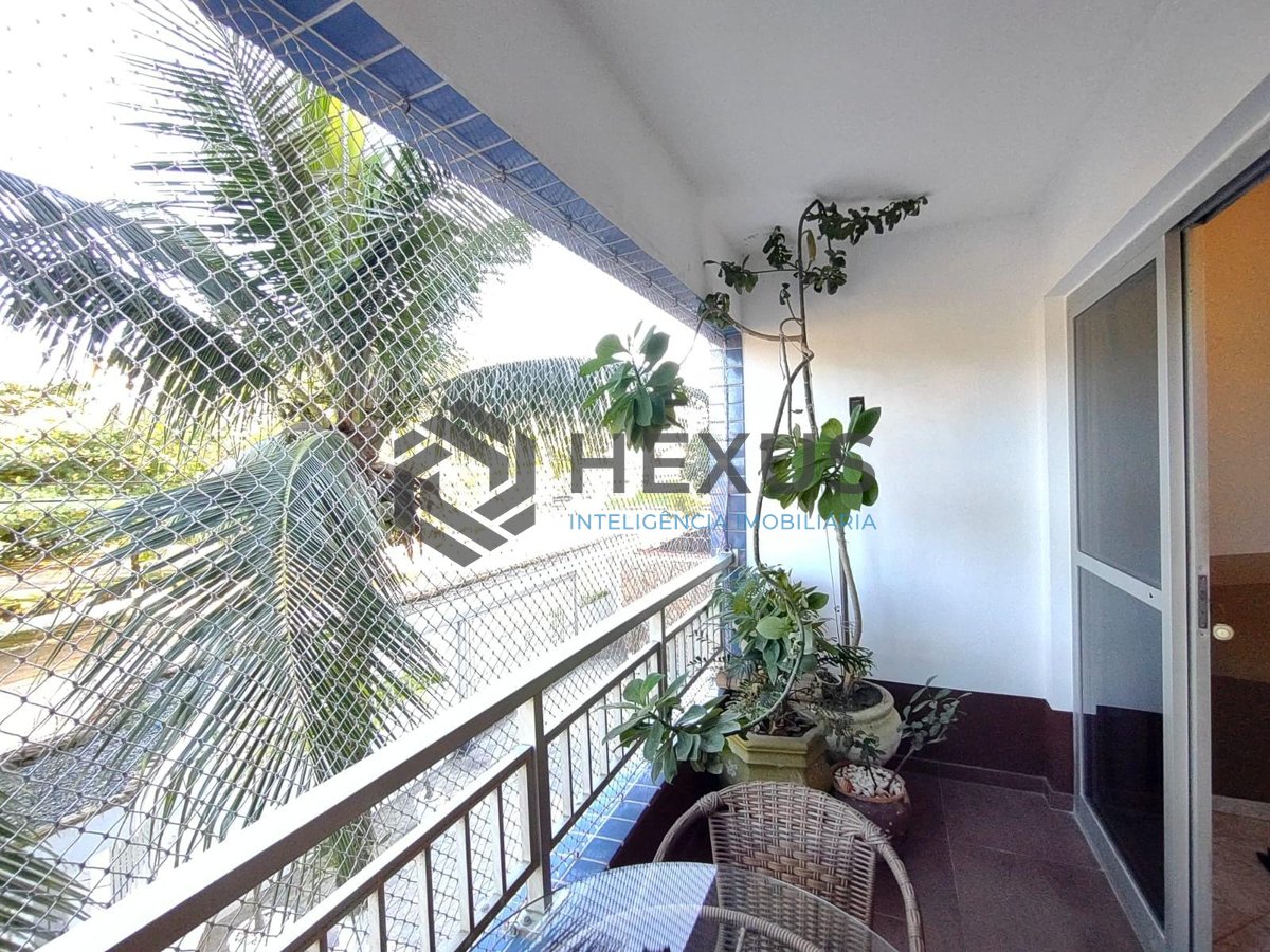 Foto 2 de Apartamento reformado com varanda na Praia da Enseada, Guaruja