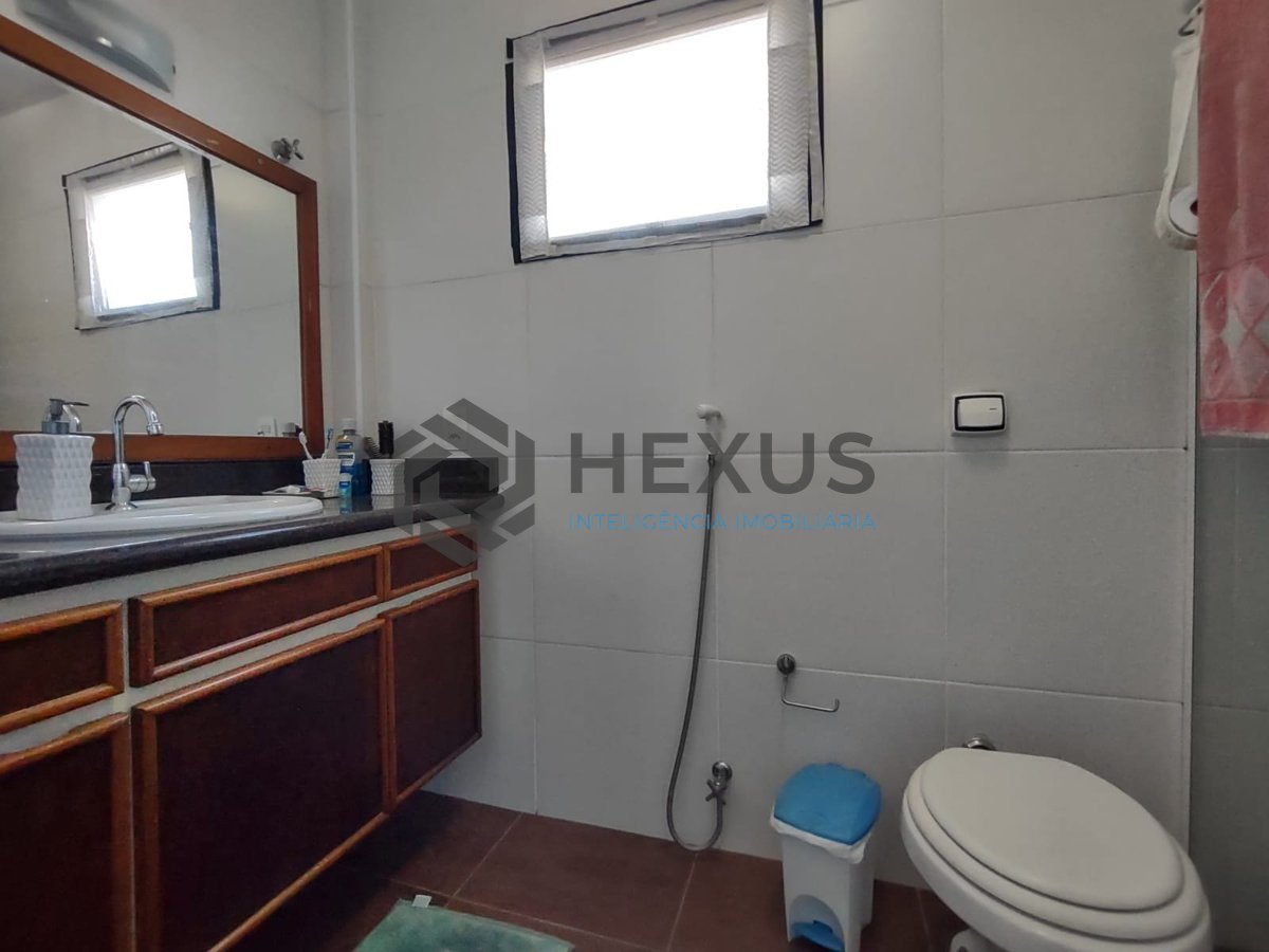 Foto 13 de Apartamento reformado com varanda na Praia da Enseada, Guaruja