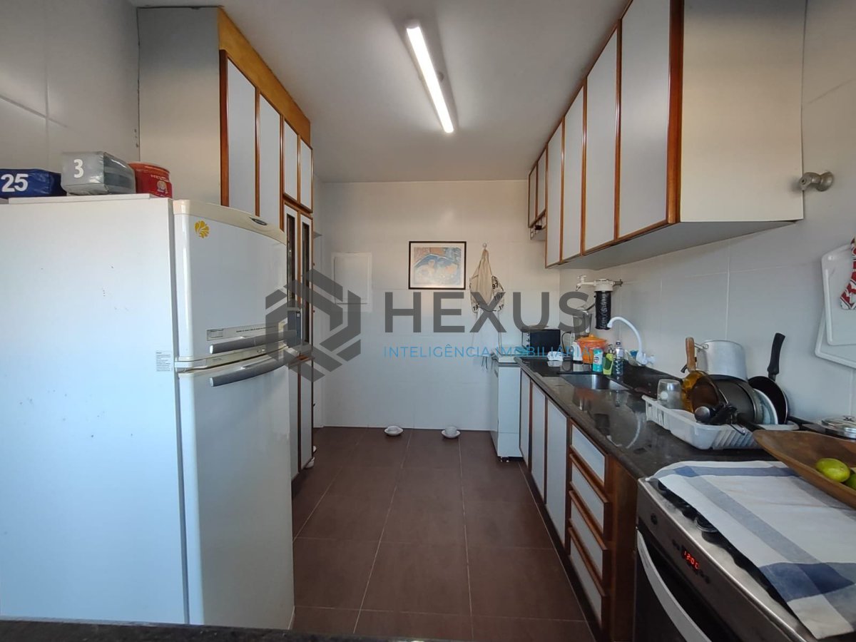 Foto 16 de Apartamento reformado com varanda na Praia da Enseada, Guaruja
