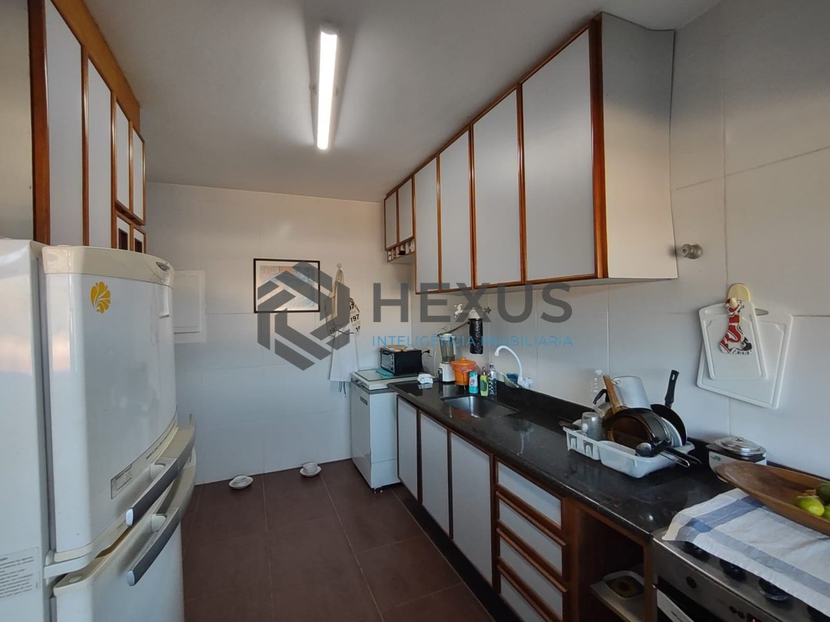 Foto 17 de Apartamento reformado com varanda na Praia da Enseada, Guaruja