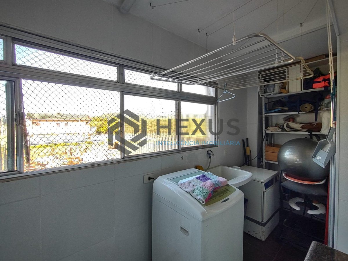 Foto 18 de Apartamento reformado com varanda na Praia da Enseada, Guaruja
